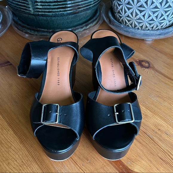 Gap Platform Sandals - Picture 2 of 4